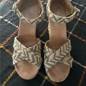 TOMS Women's Tan and Gray Patterned Sandals (EUC), Size 8.5